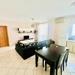 Lovely 3-Bedroom Rental Unit In Durres