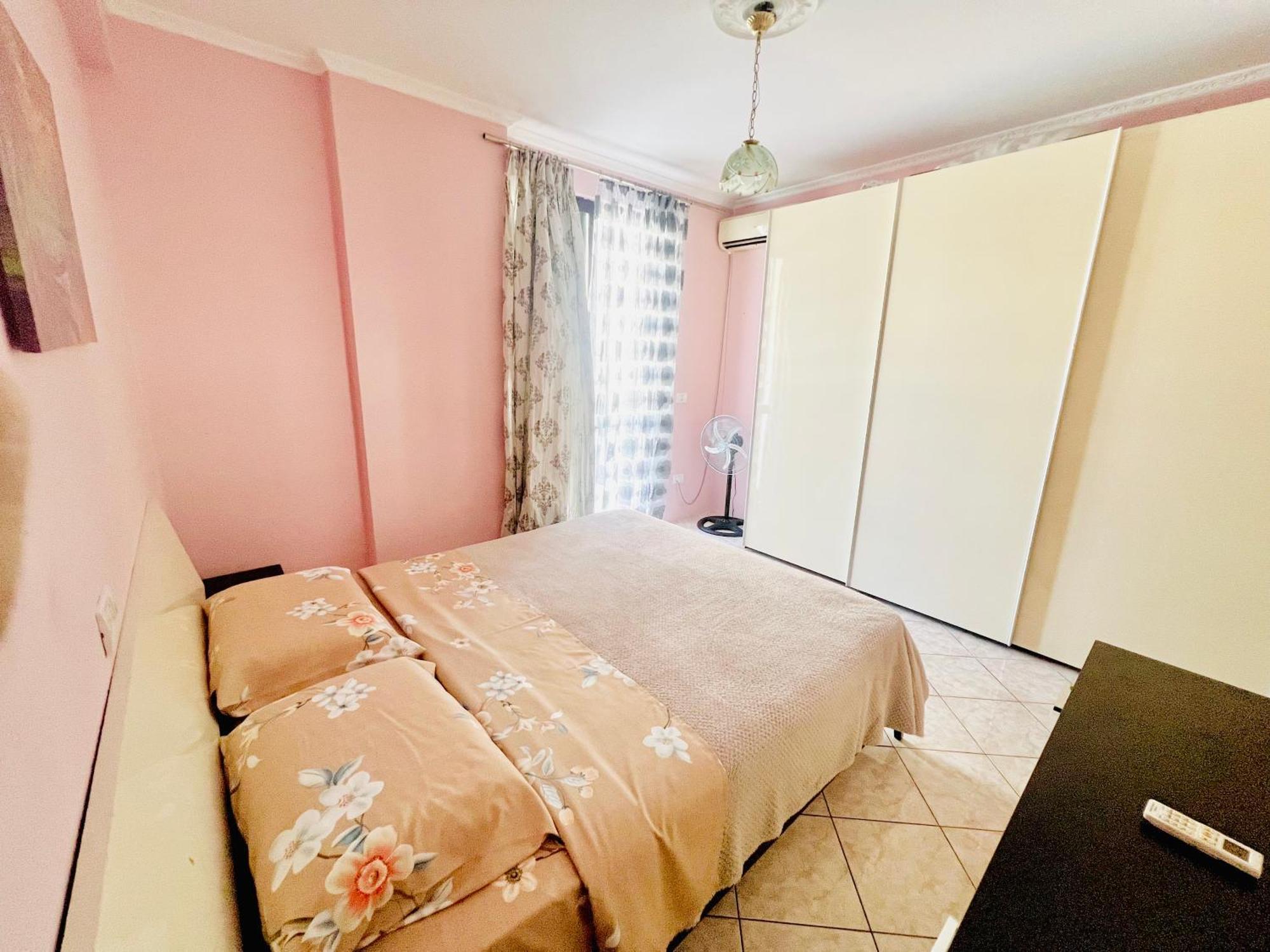 Lovely 3-bedroom Unit In Appartement *