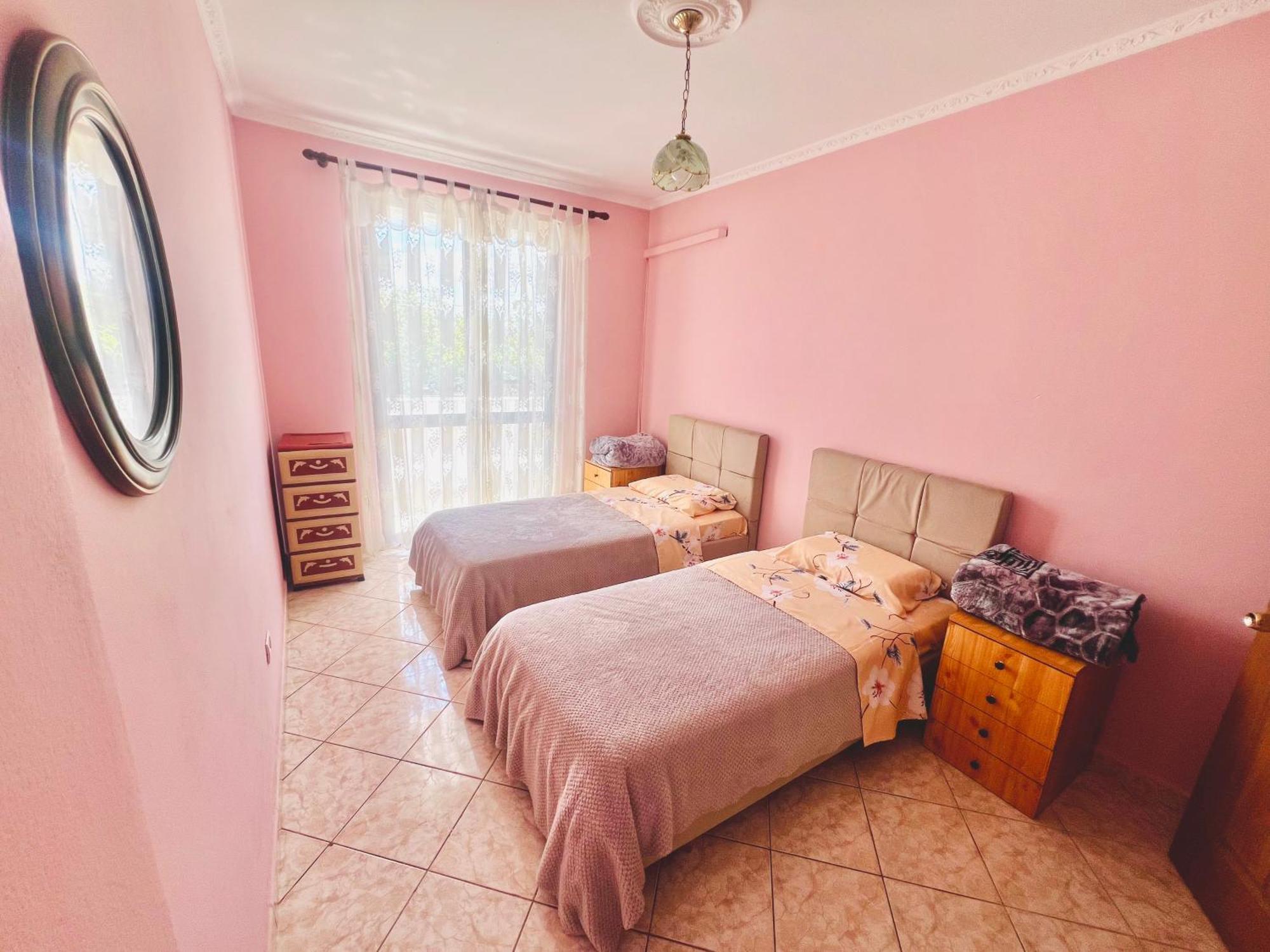 Lovely 3-bedroom Unit In Appartement