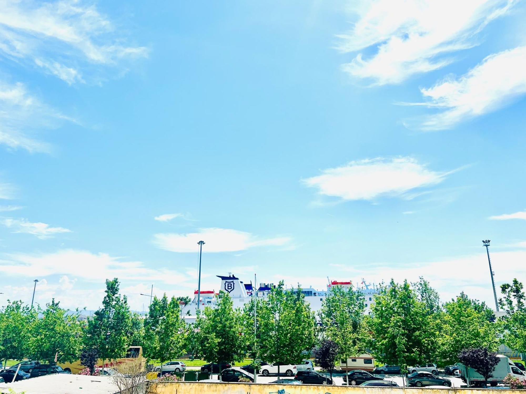Lovely 3-bedroom Unit In *
